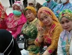Alasan Jemaah Haji Tampil Glamor Penuh Perhiasaan Saat Tiba di Makassar